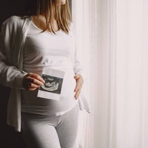 a-terhesseg-alatti-anyai-szorongas-okozza-a-gyermekben-az-atopias-ekcemat